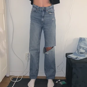 Intressekoll!! - jättesnygga hm jeans som är köpta för 400kr i strl 34. Jättebra skick förutom att dom har slitits där nere vid sömmen på baksidan. 