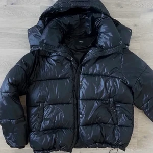 Bikbok jackan - Intressekoll på min svarta pufferjacka från Bikbok. Använd en vinter och har inga defekter. Säljer endast vid bra bud. Sista bilden är egen. Jackan är kvar om annonsen är kvar. Buden är bindande och exklusive frakt. 20kr mellan varje bud. Bud just nu: 940kr. ☺️☺️