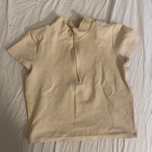 T-shirt  - Kort T-shirt med dragkedja, super snygg och bekväm 🤩 storlek 36, 100 kr frakt ingår ❤️❤️