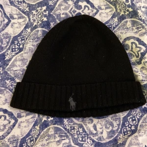 Mössa  -  En Ralf lauren mössa 150kr ordinarie pris är 499kr💕 köpt på johnells✨💕 frakt betalar köparen❤️
