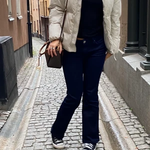 Lågmidjade  - Säljer dessa ur snygga lågmidjade byxorna, köpt på secondhand, bara skriva privat för frågor elelr mer bilder <3 så försöker jag svara 