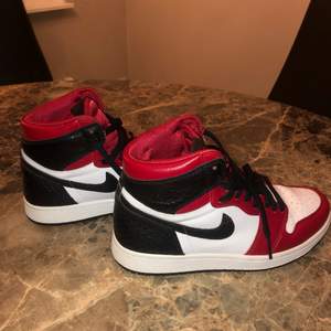 Jordan 1 high OG Satin snake                                               Storlek eu 39 us 8                                                               Allt orginal medföljer, samt digitalt kvitto finns