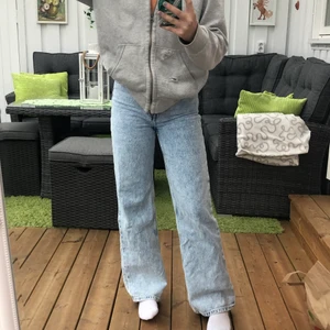 Monki jeans - Snygga monki jeans, i storlek 25. Kontakta via intresse😊 kostar 400 nya men mitt pris är 100 inklusive frakt.