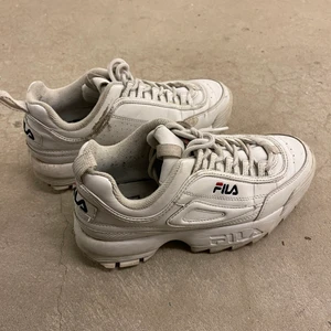 Fila Disruptor - Finns lite slitage som syns på bilderna, men annars i bra skick. Kan fraktas, köparen står för frakt. 