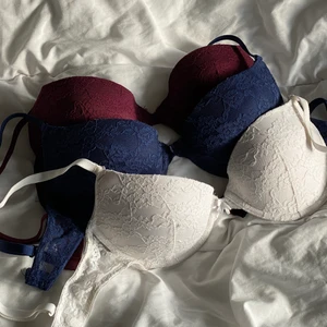 Bh:ar - Säljer alla för 80 kr, en för 30. Alla är 75B. Dem är använda och lite nötta, annars i bra skick. Den röda saknar en rosett som ses på bild tre, annars inga defekter. 💖