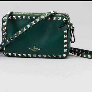 Valentino väska  - Skitsnygg mörk grön valentino väska som är köpt väldigt nyligen! Skriv privat för fler frågor!