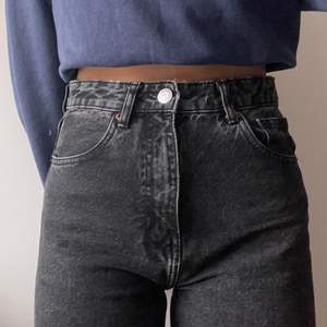 Säljer dessa ascoola svarta jeans från zara i storlek 36 då de tyvärr har blivit för små för mig, sparsamt använda och inga defekter. Sista bilden tagen från internet för att se passform bättre. 200 kr + frakt! ✨🦕