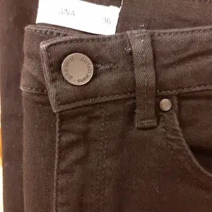 Säljer mina högmidjade GINA jeans från ginatricot. Jeansen har fina slitningar ner till (se bild 2) och användes bara en gång. De är alltså helt nya och har bara hängt i garderoben sedan dess.