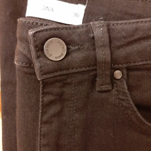 Högmidjade GINA jeans i stl 36 - Säljer mina högmidjade GINA jeans från ginatricot. Jeansen har fina slitningar ner till (se bild 2) och användes bara en gång. De är alltså helt nya och har bara hängt i garderoben sedan dess.
