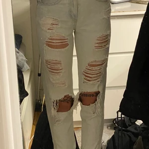 Håliga jeans - Håliga jeans, lite missfärgning på rumpan men tror det går att få bort, fint skick anars