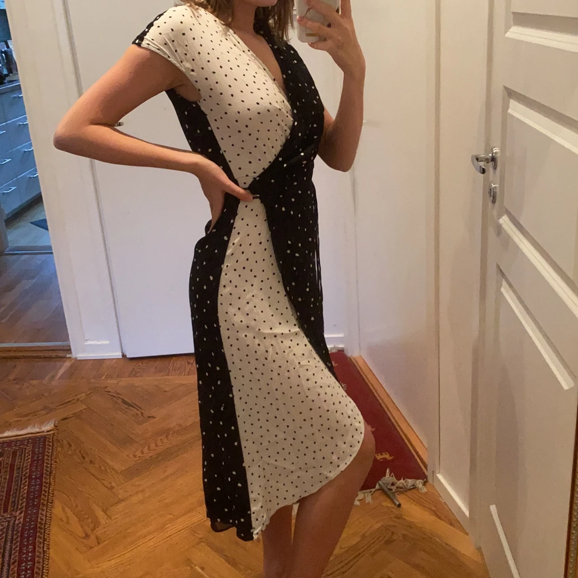 Svart och vit omlottklänning  - 91