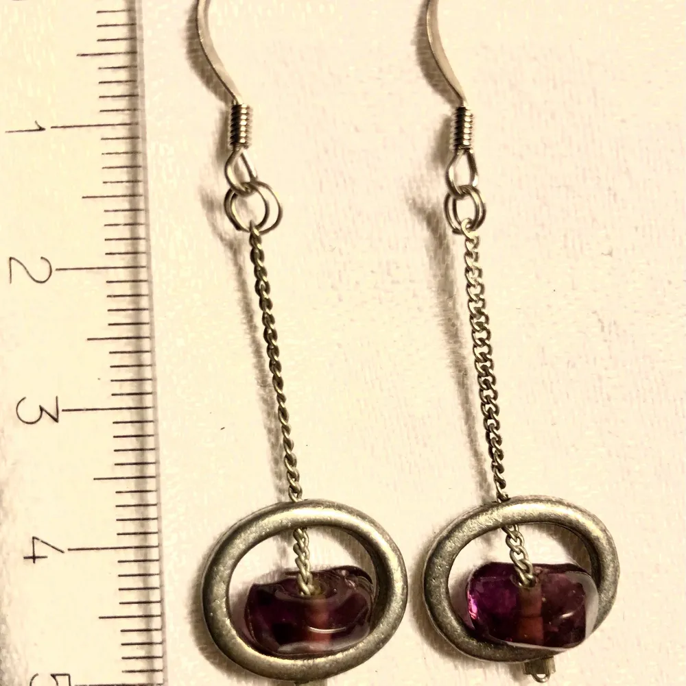 Örhängen i vitmetall, örkrokar i kirurgiskt stål (nya), och ametister (lila). Hel längd 5 cm.. Accessoarer.
