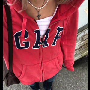 Röd gaphoodie - (Första bilden är lånad från förra säljaren) Säljer nu denna svincoola zipup hoodien som jag köpte här på Plick för ett tag sen! Älskar den men jag får ingen användning för den tyvärr. Om det är många intresserade blir det budgivning! Köparen står för frakt!!🥰DIREKTPRIS: 500+frakt