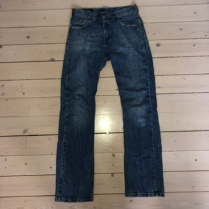 Blåa bootcutjeans  - Blåa bootcut jeans med låg/mellanmidja från Lee. Storlek S. Köparen står för frakten💓