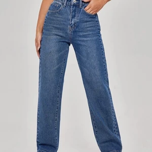 High Waits straight leg jeans strl S/36 - Mörk blåa jeans från shein  lite korta på mig som är 160 cm lång oandvända väldigt högmidjande ordenariopris :209kr