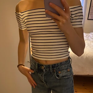 Randig off-shoulder topp - Säljer en randig off-shoulder topp i storlek xs. Lite osäker på var den är ifrån då den är köpt utomlands. Men fint skick, kommer dock inte till användning💓