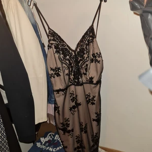 Klänning nude  - Sjukt fin klänning med klittrande svarta paljetter. XL men Passar M-L 