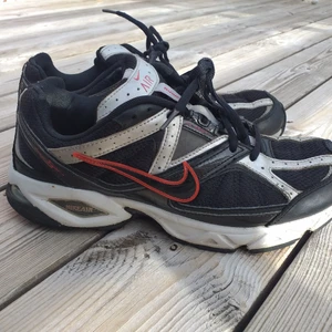 Vintage Nike Air Running - Skitsnygga vintage Nike Air i bra skick med lackdetaljer. Svarta-, röda- och silverfärgade. Använda men i bra skick.