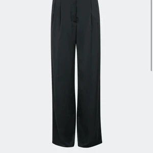 Satin byxor - Skitbsygga och är köpte från bikbok för 449:-, verkligen DRÖM byxor men har liknanade