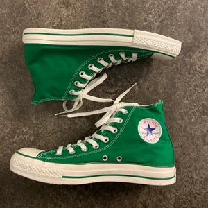 Gröna converse  - OBS! Ny annons! Oseriös köpare på förra annonsen. Helt oanvända gröna converse köpta i USA. Skorna är mycket bra skick och kom dess värre aldrig till användning. Köparen står för frakten 💚
