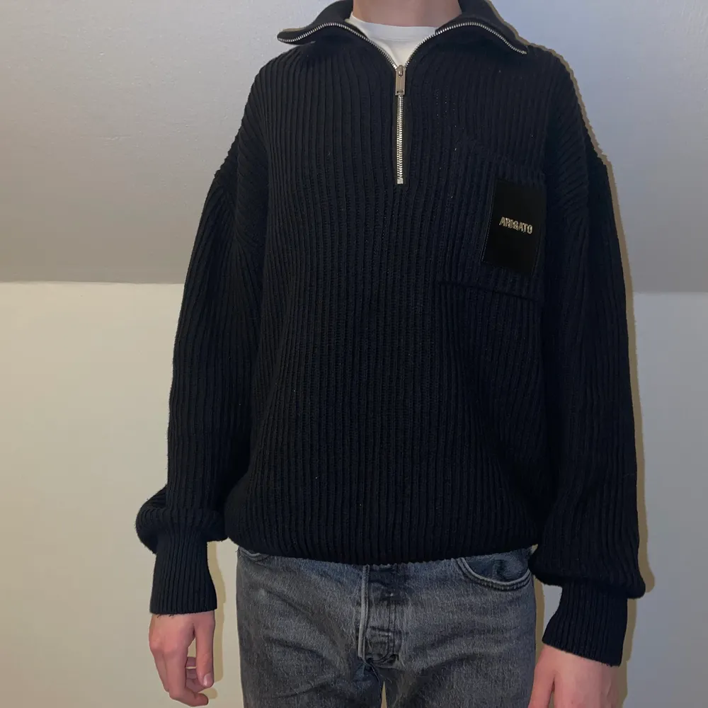 Säljer åt min lillebror, skön tröja storlek M så lite oversized, från Arigato! Unisex skulle jag säga 🖤 1750 ordinariepris. Tröjor & Koftor.