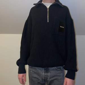 Säljer åt min lillebror, skön tröja storlek M så lite oversized, från Arigato! Unisex skulle jag säga 🖤 1750 ordinariepris