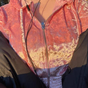 Croppad huvtröja  - Så söt rosa huvtröja från Heart & Hips (men köpt från Dollskill hemsida) som tyvärr aldrig blir använd. Stor luva ✨