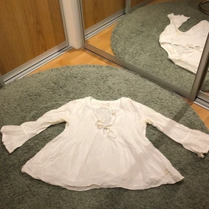 Odd Molly blus - Äkta fin Odd Molly blus i storlek 0, passar mig som är 36. Andra bilden är en lånad inspirationsbild. Säljer för 25kr.