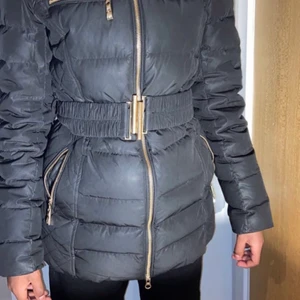 Hollister jacka riktig päls, storlek 34 -   Säljer denna Hollies vinterjacka från Miinto i storlek 34, med äkta päls, Jackan är också slutsåld överallt så fann ingen bild på den. Storleken passar någon som har både  XS och S. Jackan är inköpt våras 2021 och bara använt den 1 vinter.  Den är i väldigt fint skick, och  håller dig även jättevarm. Buda från 2500kr, nytt pris 3999kr. pris kan även diskuteras. Hör av dig vid intresse<3