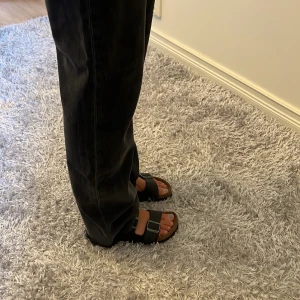 Wide leg jeans - Säljer mina fåtal använda wide leg jeans, som är från zara. De har den runda symbolen och är i storlek EUR 36. Har själv klippt av dem, därav slitningarn där nere. Jag är 160cm, men har klippt dem lite längre. Enligt mig själv väldigt mjuka och elastiska i materialet, men känns fortfarande som ”riktiga” jeans. Köpptes för 399kr.