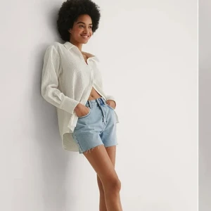 Jeansshorts - Ett par helt oanvända jeans shorts med lappen kvar från nakd. Har inte kommit till användning då jag redan har några liknande. Köpte dom för 349 kr. 