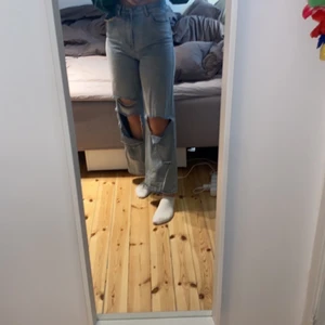 Jeans  - Jeans från SHEIN storlek 40. Använda en del men inget fel på de:) Lite korta på mig som är 175 men passar bra annars (köparen står för frakt)