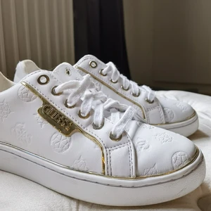Speakers - Skitsnyggs sneakers från guess i storlek 35. Använda ca 10 gånger men är i mycket fint skick. Säljer då de  tyvärr är aningen för små för mig. Nypris 1349 kr. Gratis frakt