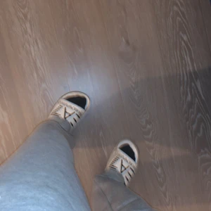 Säljer Armani tofflor  - Säljer för att använder inte jag kan tänka mig att byta saker också skick 8/10