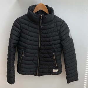 Vinterjacka från Odd Molly - Jättefin jacka från Odd Molly. Använt sparsamt under en säsong, så varan är i bra skick och det är inga defekter på den!🥰 perfekt både till höst/vinter och vår. Nypris: 1100