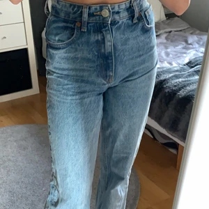 Zara Jeans - Populära highwaist jeans från Zara i storlek 32! Fint skick utan några defekter, kontakta mig för fler bilder eller om du undrar något. Pris kan diskuteras! Köparen står för frakten💕