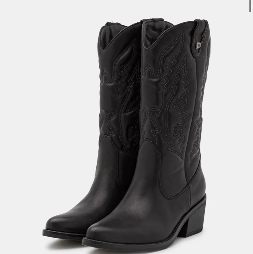 Jätte söta svarta cowboy boots, köpte dem för 700kr. Knappt använd!!💞. Skor.