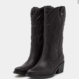 Jätte söta svarta cowboy boots, köpte dem för 700kr. Knappt använd!!💞