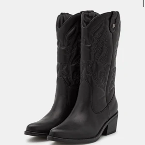 Cowboy boots - Jätte söta svarta cowboy boots, köpte dem för 700kr. Knappt använd!!💞