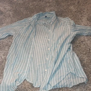 Skjorta - Fin lite skrynklig men jag kan stryka den, bra material, lite tun men skön