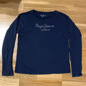 Blå långärmad tröja - Tröja från pepe jeans, Köpt på second hand, Används sällan, passar mig å jag är 160cm, kontakta om mer info!🥰