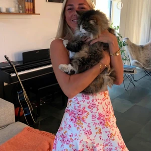 Kjol från monki - Blommig kjol från monki i storlek XS. Är som nyskick. Kjolen är snedskuren nertill med volang. (Första bilden är tagen från Agnes Sågströms instagram)