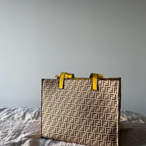 Fendi kopia  - Jättefin kopia! Väldigt bra skick. Aldrig använd. Finns ett axelband till som medföljer.