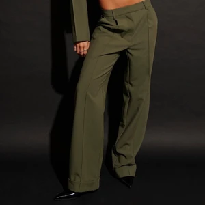 Hannah Schönberg x nakd  - Säljer dessa slutsålda pants från Hannah schönbergs kollektion med NA-KD i storlek 38! Damstorlek men skulle säga att det är unisex! 