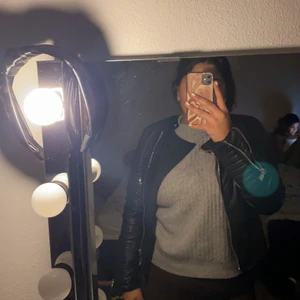 Chiquelle skin jacka moto - Den är 1 år gammal, men inte så andvänd på grund av att den är för liten och ha tjocka tröjor under, den har lite skador men syns knappt något.