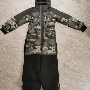 Mckinley overall storlek 128   -  Mckinley vinter overall storlek 128  är använd fåtal gånger så den är som ny. pris 400 kr 