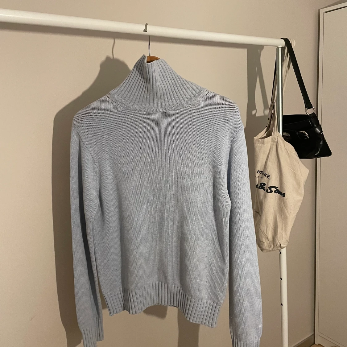 Stickad ljusblå polo  - 90