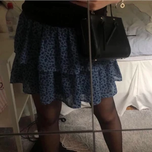 Blå kjol Kappahl  - säljer denna skit snygga blåa kjolen ifrån Kappahl i storlek 170 skulle säga att den passar en XS-L💙 lägger upp igen pågrund av mycket oseriös köpare, buda enbart om ni är villiga att köpa i slutändan 💙andvänd 3 gånger 