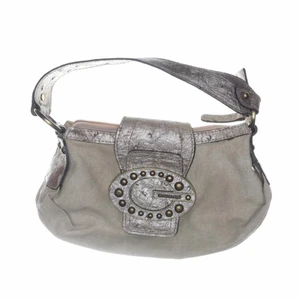 Liten beige GUESS väska - Så söt vintage 90s Guess väska! Ok skick därav priset! 