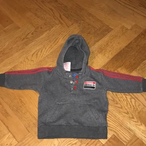 Adidas tjocktröja - Står storlek 9m men tycker den är mer som en 74